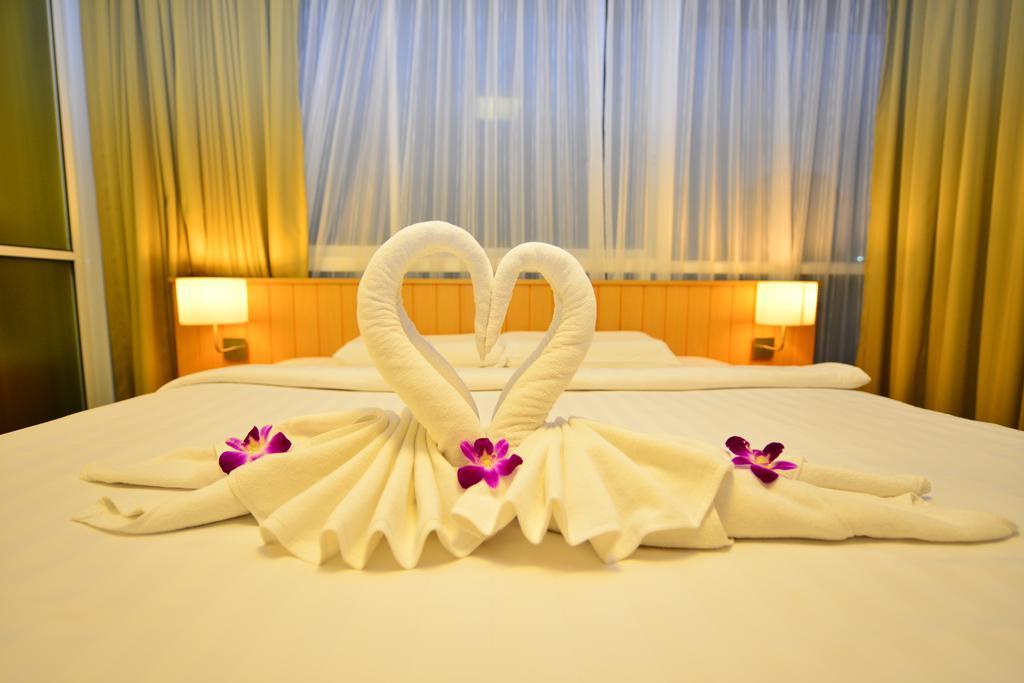 Modern Thai Suites Phuket Exterior foto