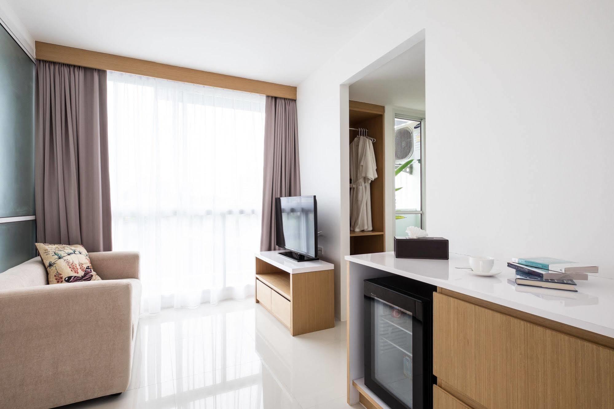 Modern Thai Suites Phuket Exterior foto