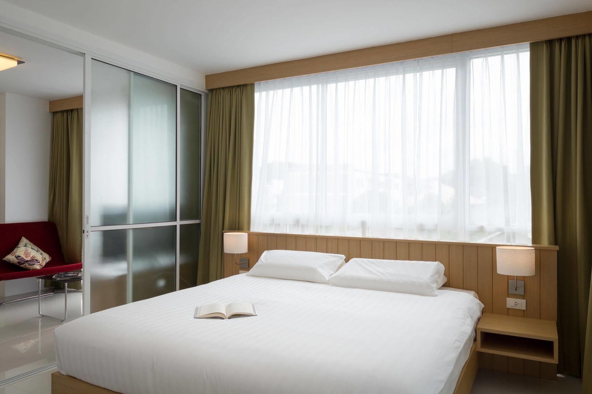 Modern Thai Suites Phuket Exterior foto
